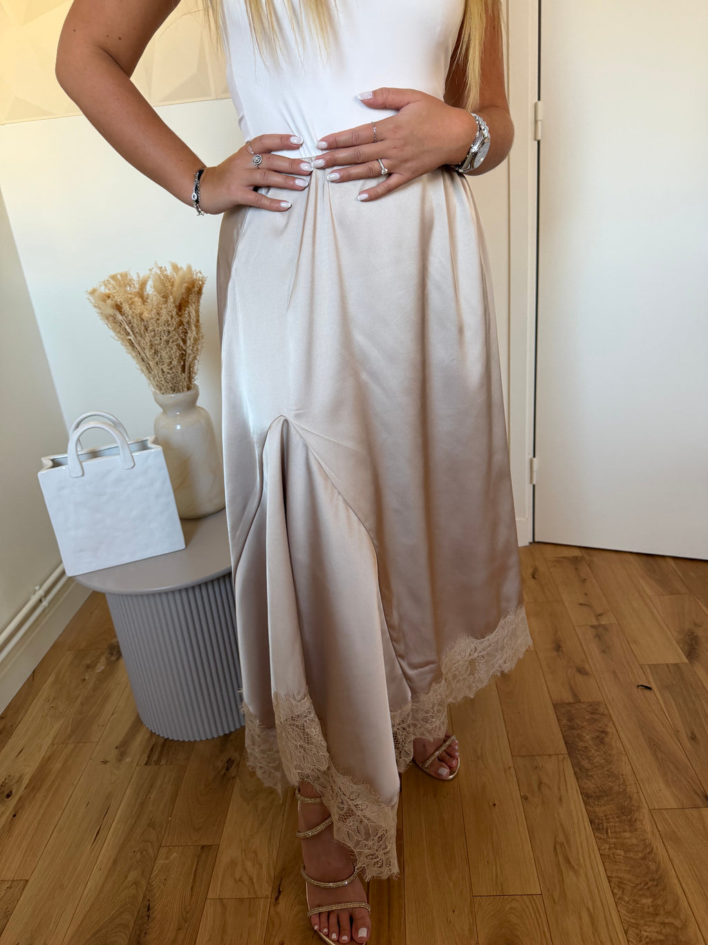 Jupe beige dentelle vue portée