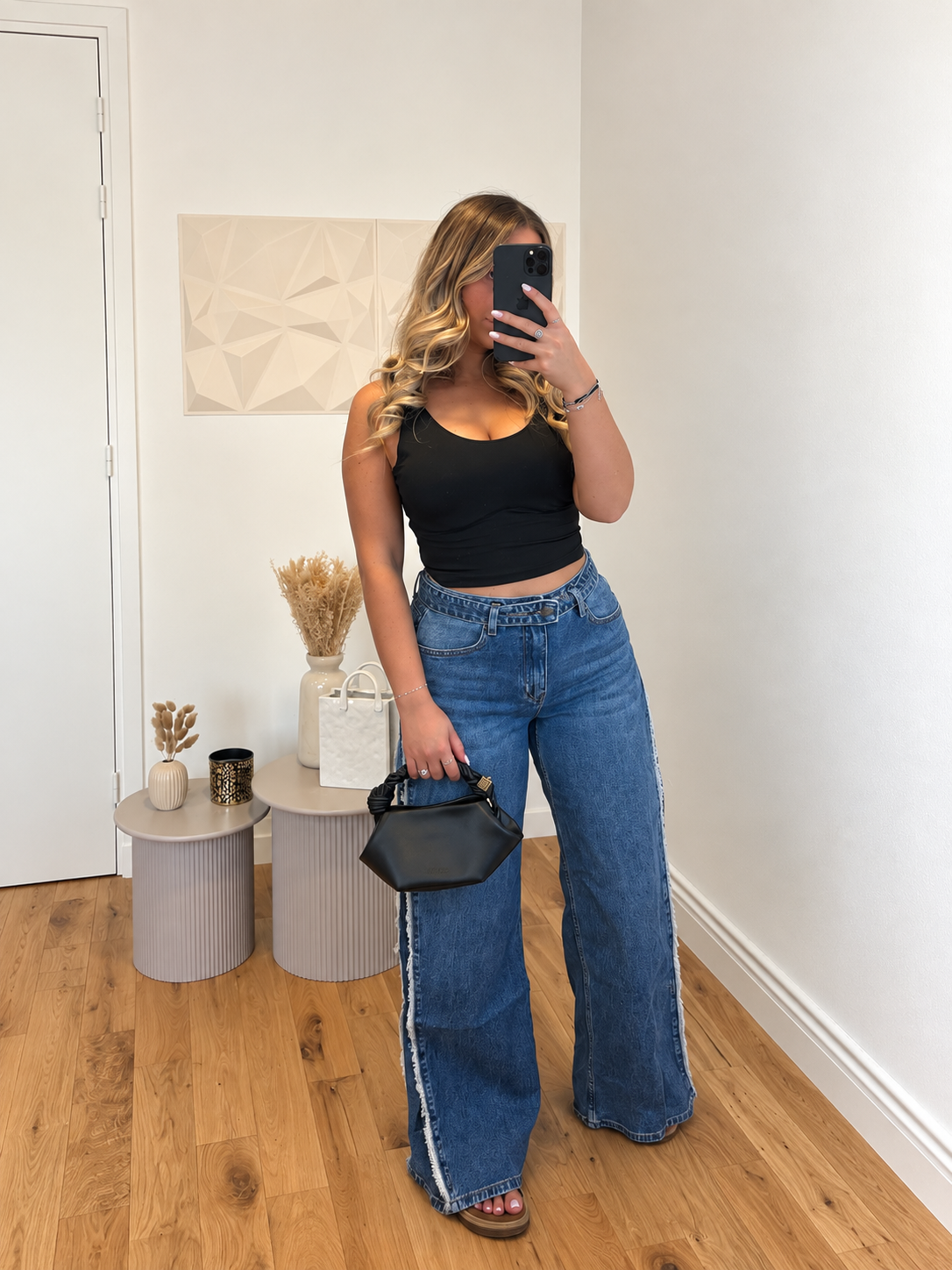 Brassière noire avec coque intégrée portée avec un jean
