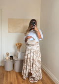 Jupe longue bandana beige portée en silhouette complète