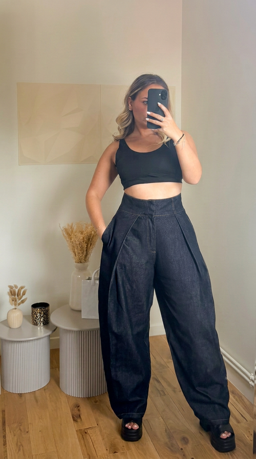 Jean pantalon bleu marine large porté en silhouette complète