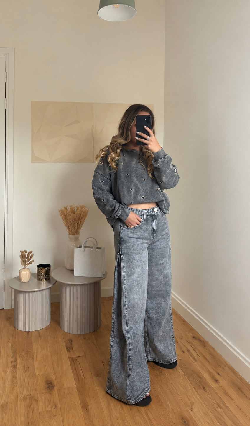 Jean gris large ceinture porté en silhouette complète