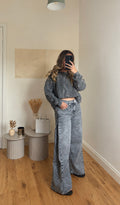 Jean gris large ceinture porté en silhouette complète