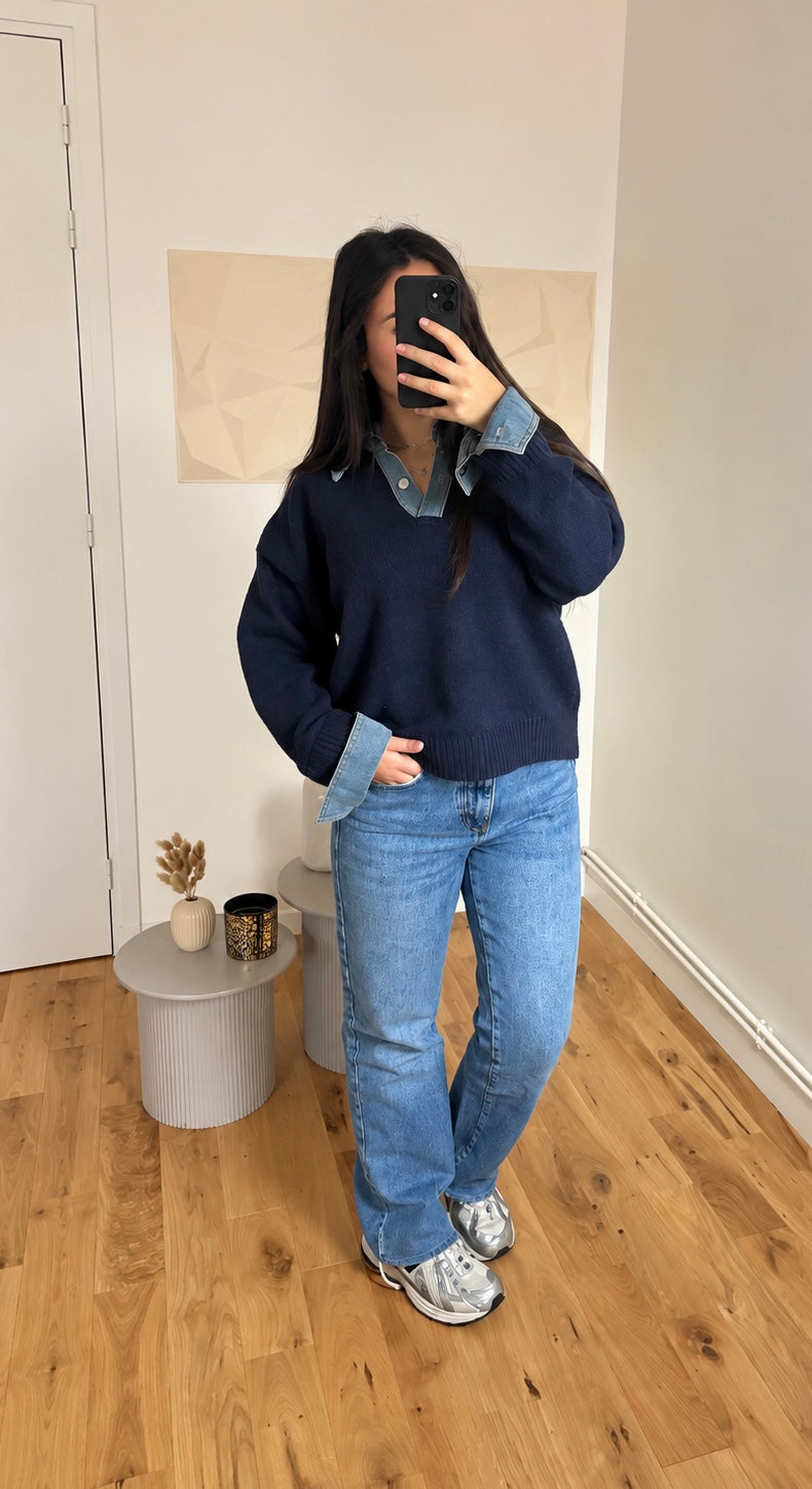 Pull bleu marine avec col jean porté