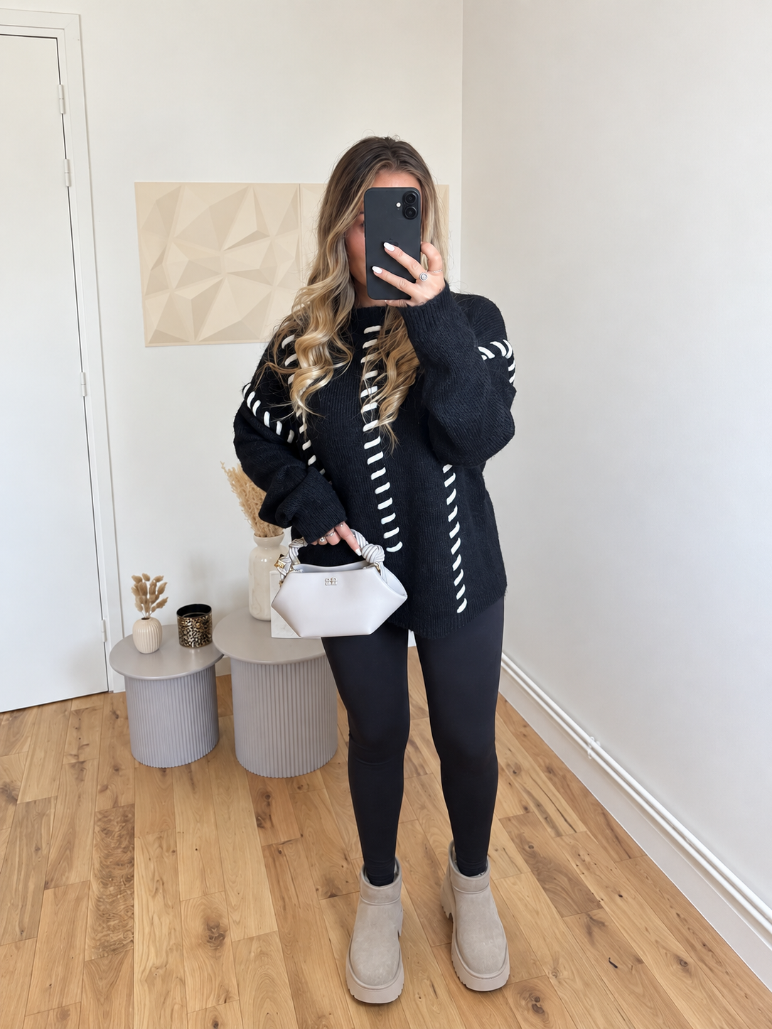 Pull surpiqûres noir porté