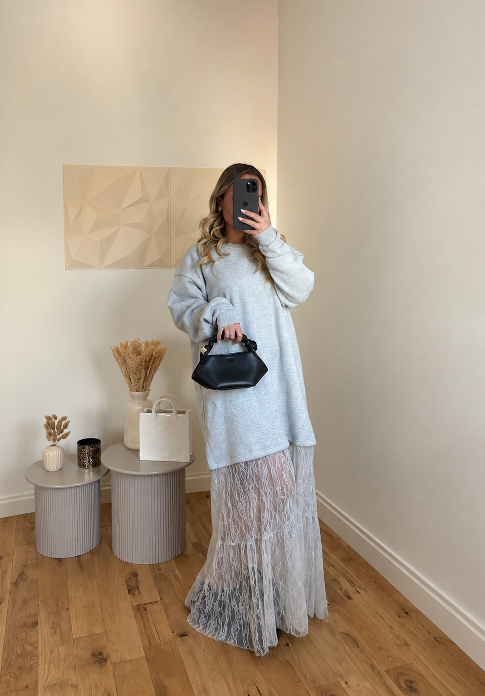 Robe sweat grise dentelle portée