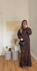 Robe sweat choco dentelle portée en silhouette complète