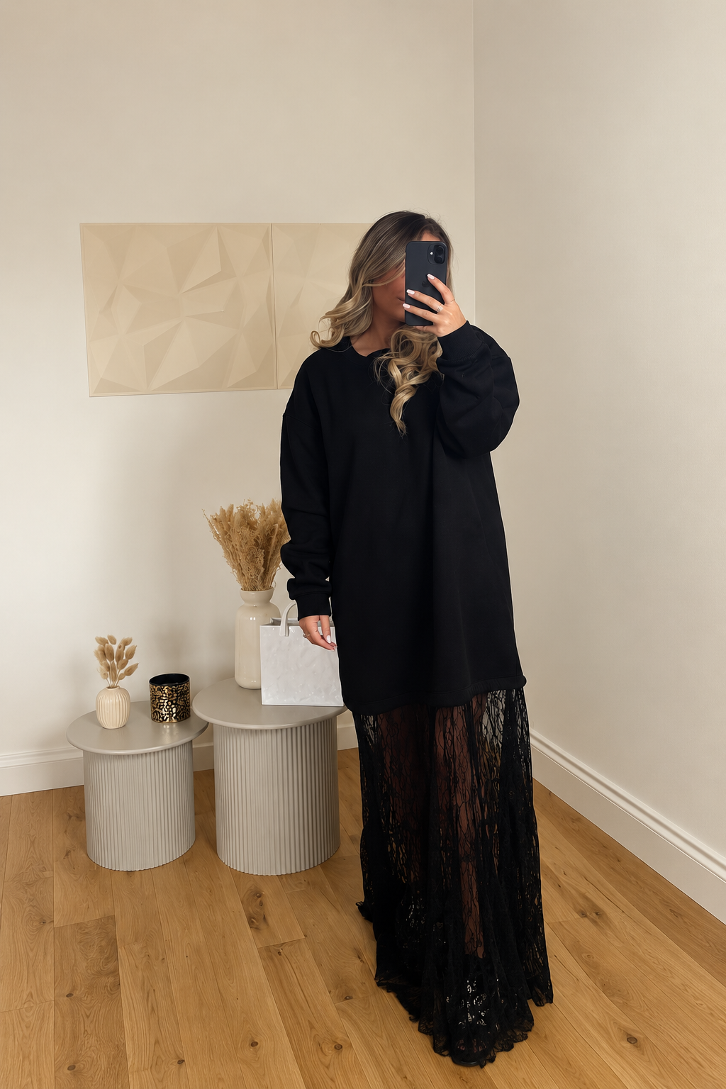 Robe sweat noire dentelle portée