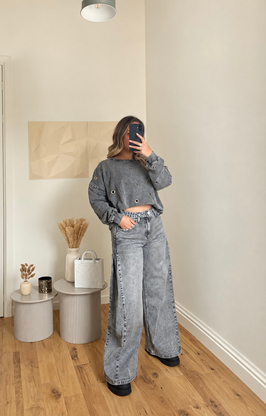Sweat gris œillets porté
