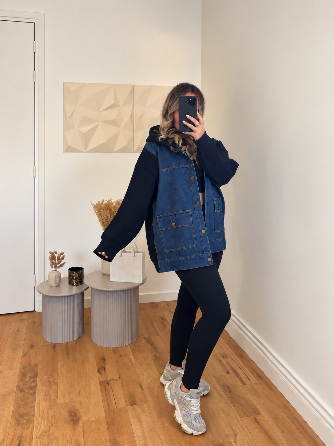 Veste bi-matière en jean à capuche portée